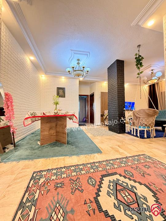 شقة طابق ثالث مساحة 130م مع روف منفصل 60م وترس 80م للبيع في عمان - طبربور