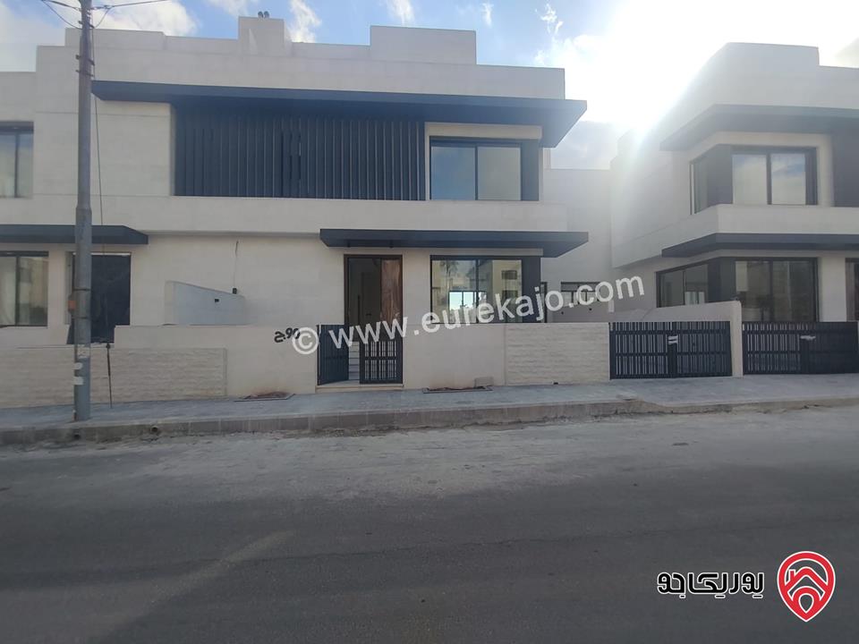 فلل متلاصقة مساحة الارض 250م مساحة البناء 500م للبيع في عمان - عبدون 