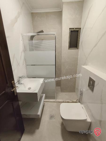 شقة طابق ثالث مع روف مساحة 341م للبيع عمان - ام اذينة مجددة بالكامل