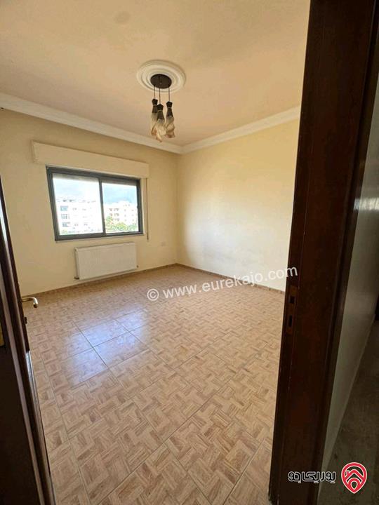 شقة فارغة طابق ثاني مساحة 220م للايجار في عمان - خلدا