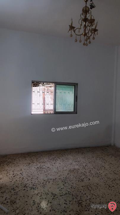 شقة أرضية مساحة 100م مدخلها مستقل للايجار في اربد قرب دوار سال الكبير شارع الهاشمي 