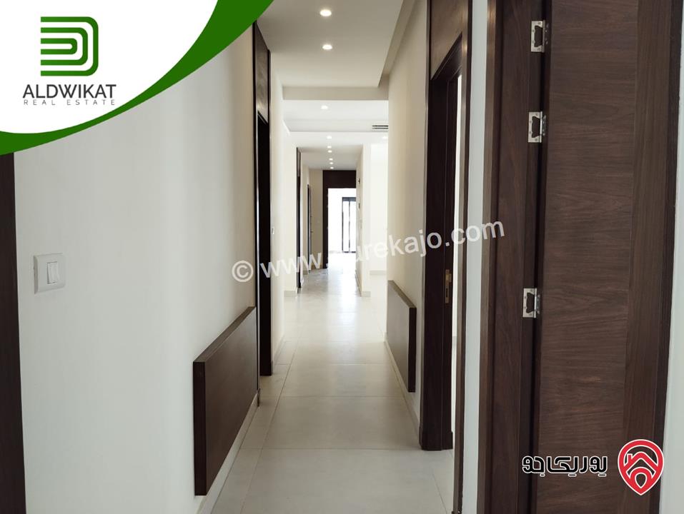 شقة  طابق ارضي مساحة البناء 370م ومساحة الترس 150م للبيع في عمان - دير غبار