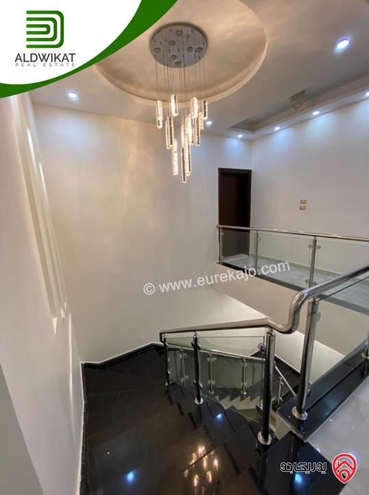 فيلا مستقلة للبيع في عمان - على طريق المطار / الغباشية مساحة البناء 1000م ومساحة الارض 1240م موقع مميز على شارعين