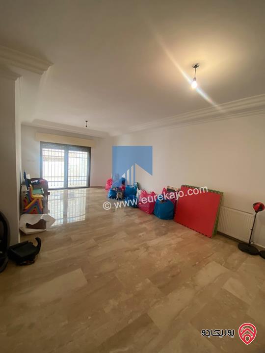 شقة شبه أرضية 200م مع ترسات 80م تشطيب سوبر ديلوكس للبيع في عمان - خلدا