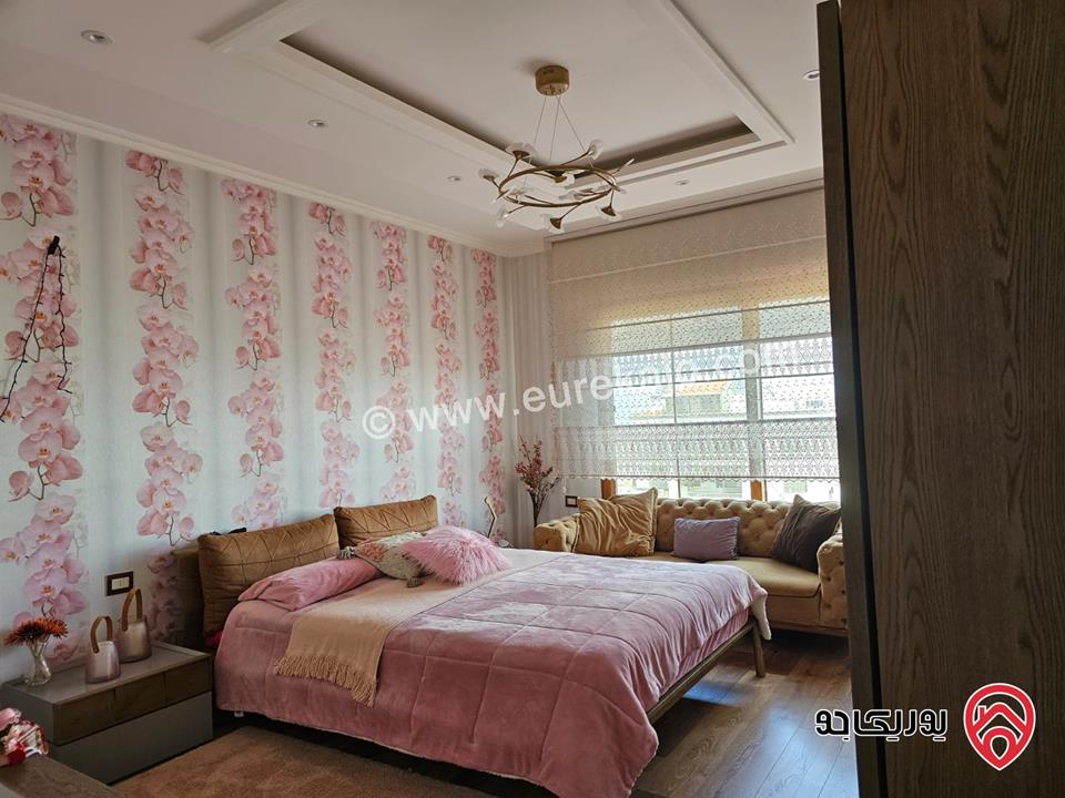 شقة سوبر ديلوكس مساحة 273م طابق أرضي مع مساحة خارجية 90م للبيع مفروشة في الجبيهة 