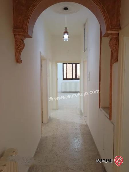 شقة فارغة 180م طابق أول للايجار في عمان - الشميساني 