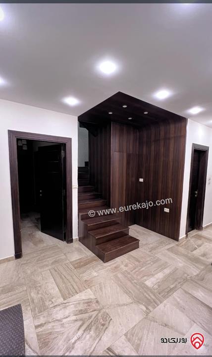 شقه فاخرة أخير مع روف مساحة 275م + 45م ترسات درج داخلي للبيع في عمان - ضاحية النخيل