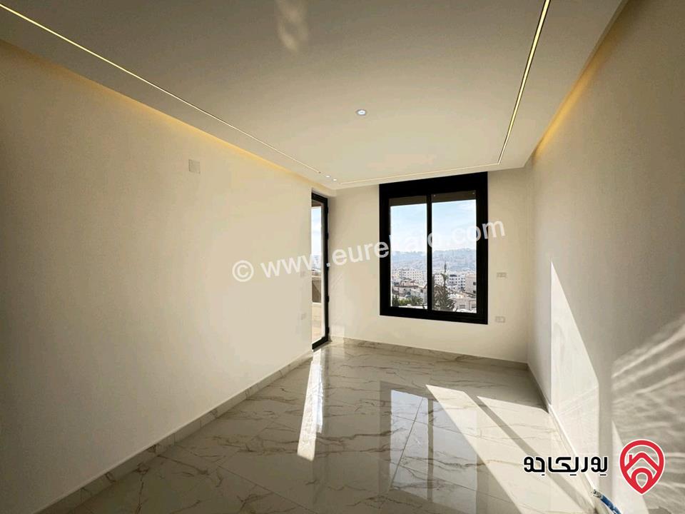 شقة بتشطيبات سوبر ديلوكس طابق أخير مع روف مساحة 175م للبيع في عمان - شفا بدران 