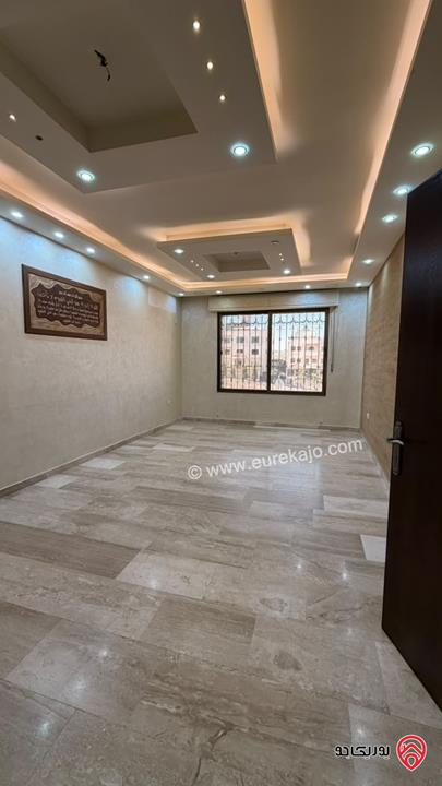 شقة طابقية مساحة 235م طابق ثالث للبيع في عمان - الجبيهة حي المنصور
