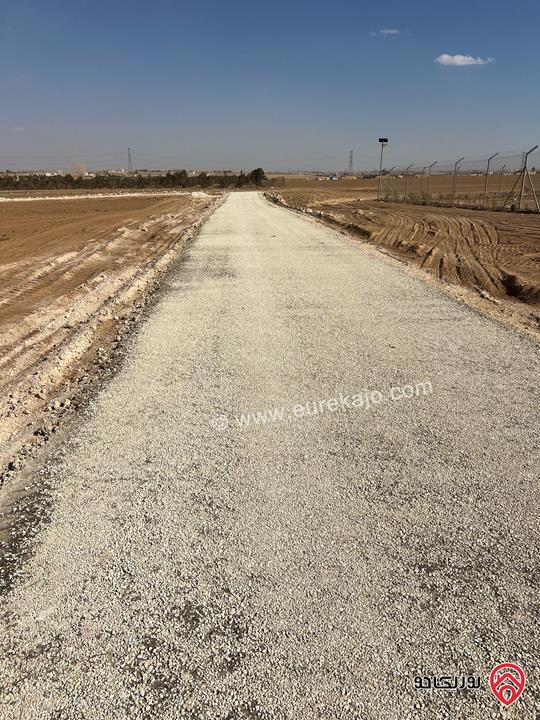 قطعة أرض مميزة على شارعين مساحة 1 دونم و 241م للبيع في عمان - القسطل بالقرب من شارع المطار من المالك مباشرة 