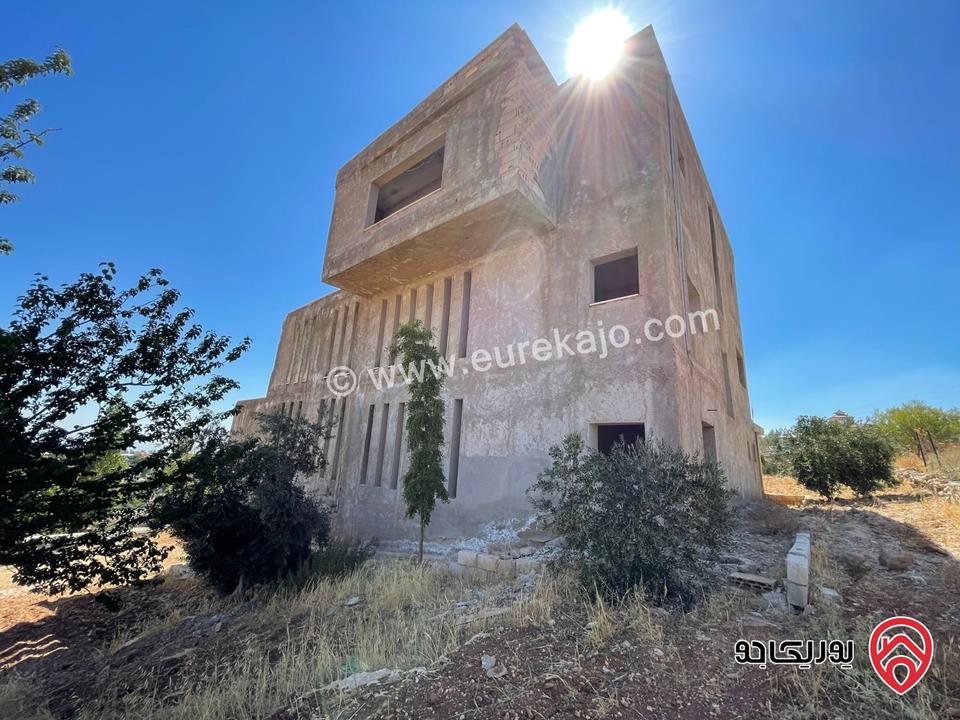 أرض مساحة 4 دونم و 730م يوجد فيها بيت يتكون من ثلاث طوابق عظم غير مجهز للبيع في جرش - سوف - السهلات