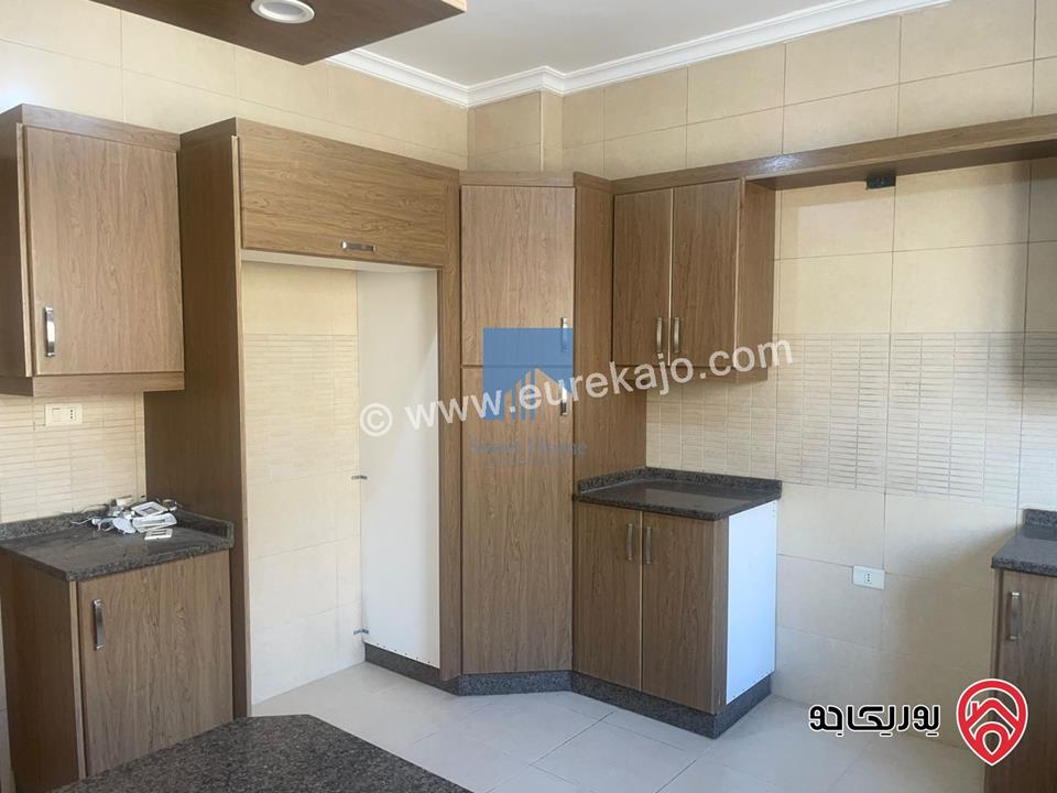 شقة شبه ارضية مساحة 188م مع ترس 30م تشطيب سوبر ديلوكس للبيع في عمان - خلدا