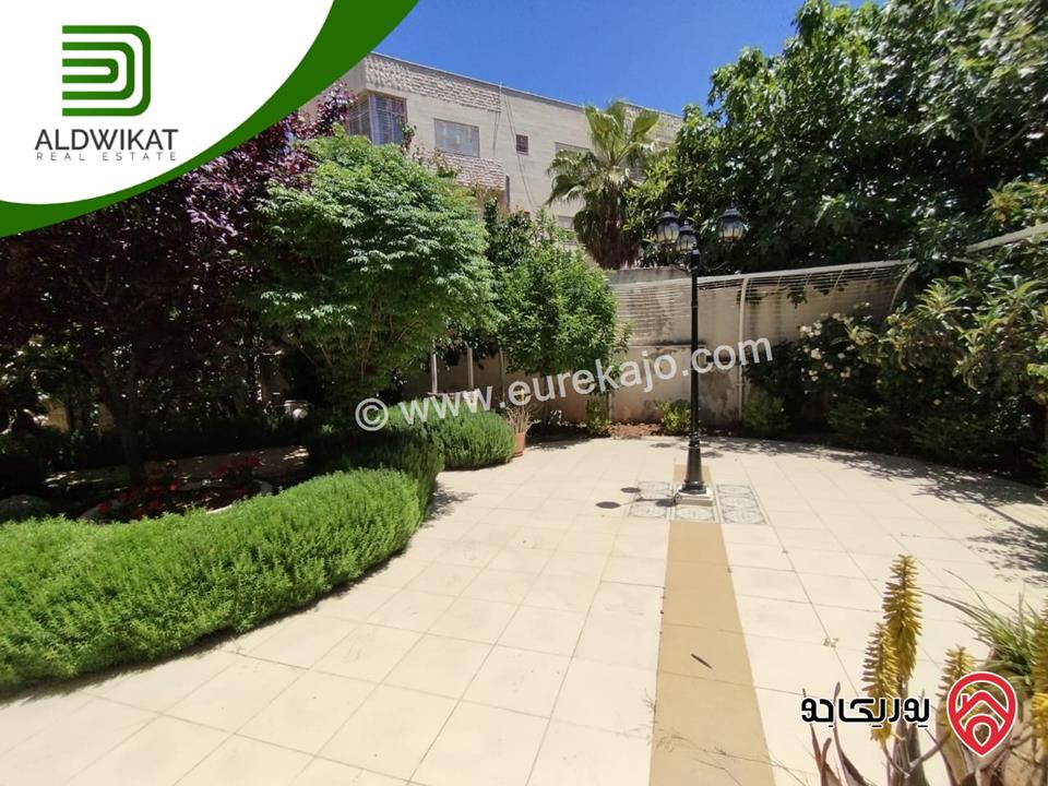فيلا مساحة البناء 465م ومساحة الارض 840م للبيع في عمان - الجبيهة حي الجامعة