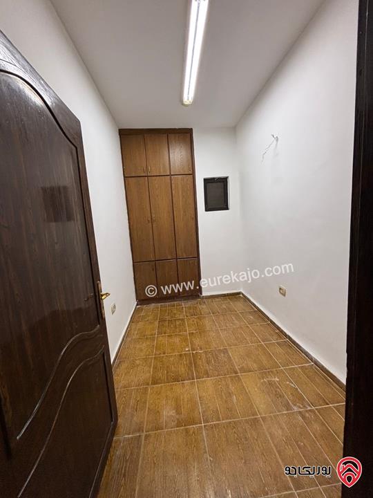 شقة سكنية طابق اول مساحة 242م للبيع في عمان - أم أذينة