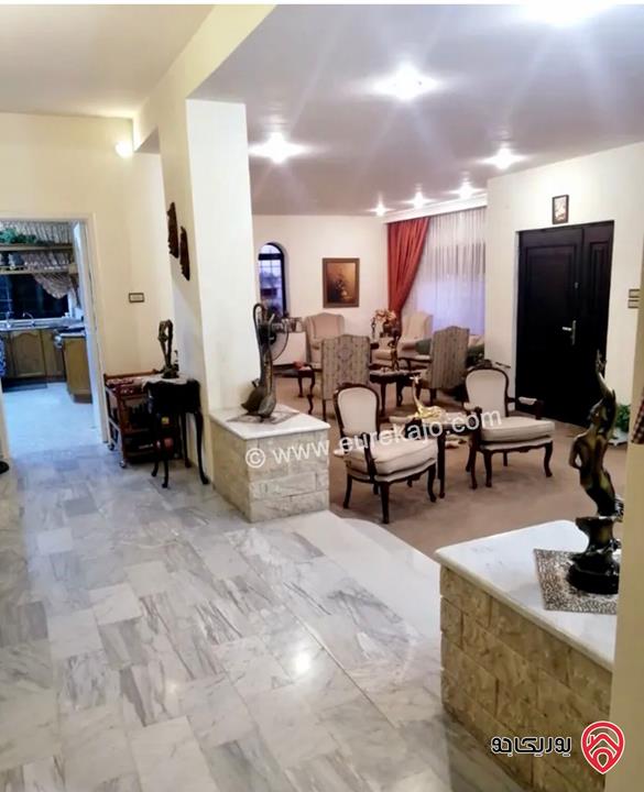 شقة طابقية شبه ارضية مساحة 287م داخلي و 85م خارجي للبيع في عمان - الشميساني 