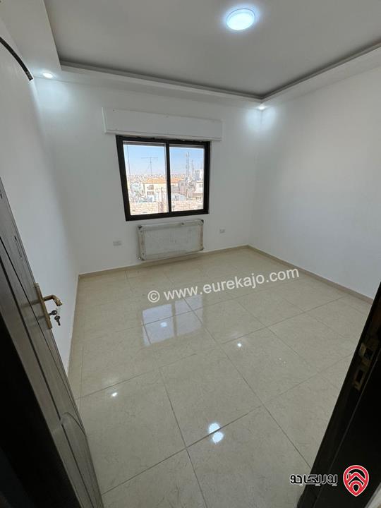 شقة فاخرة جديدة طابق ثالث 150م + روف مبني 47م + ترس خارجي ودرج داخلي للبيع في عمان - جبل الحسين
