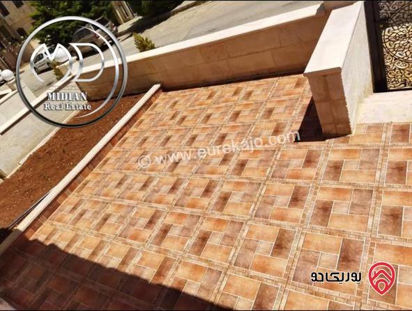 شقة أرضية مفروشة للايجار في عمان - طريق المطار مساحة 180م مع ترس 70م تشطيبات ديكورات فندقية فرش فاخر بسعر مميز