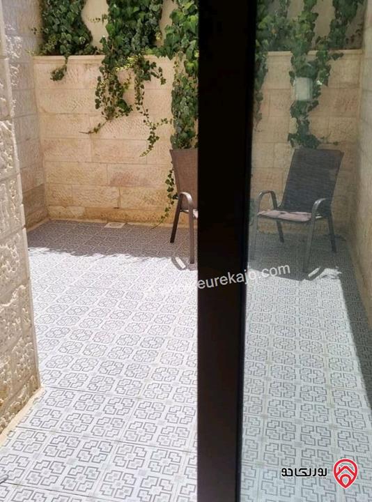 شقة سوبر ديلوكس فاخرة مفروشه فرش فاخر شبه ارضي مساحة داخلية 80م وخارجي 50م للبيع في عمان - الجاردنز 