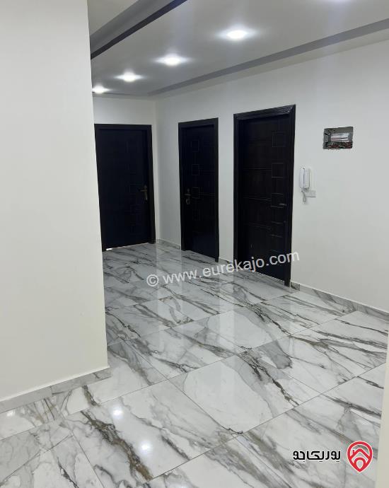 شقة مساحة 200م طابق أرضي للبيع في الزرقاء الجديدة 