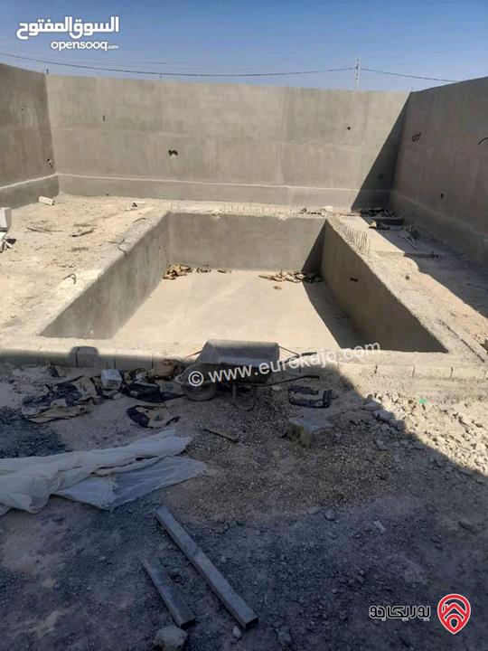 شاليه مساحة الأرض 306م والبناء 90م للبيع في البلقاء - بمنطقة الكرامة