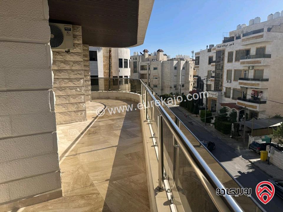 شقة طابق ثاني مساحة 215م للبيع في عمان - الرابية