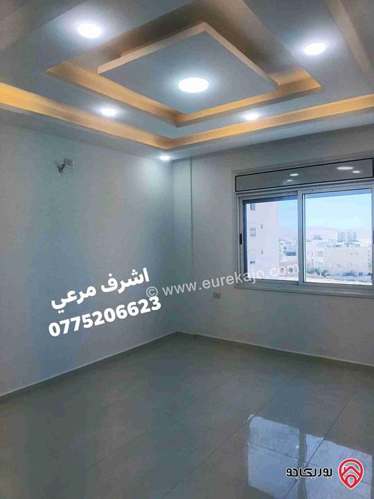 شقة طابق ثالث مع روف مساحة 200م لم تسكن للبيع في الزرقاء - جبل المغير