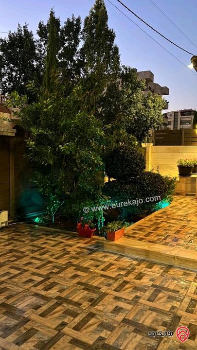 شقة ارضية مساحة 280م على الواقع و على القوشان 235م للبيع في عمان - ام السماق
