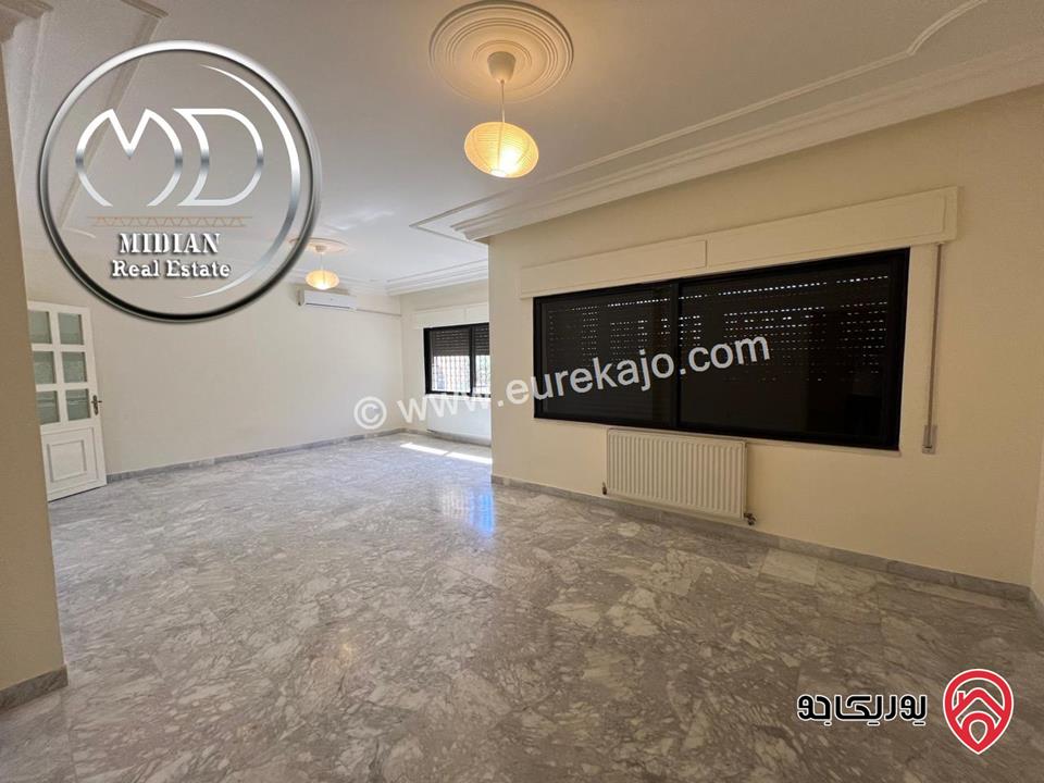 شقة ارضية فارغة للايجار في عمان - خلدا مساحة 220م مع ترس و حديقة 150م تشطيبات و ديكورات سوبر ديلوكس. 