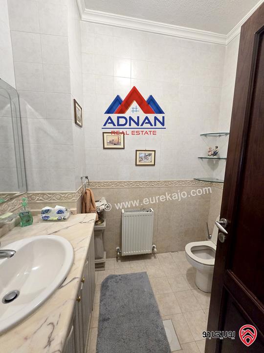 شقة فخمة طابق ثاني مساحة 222م مطلة للبيع في عمان - الرابية