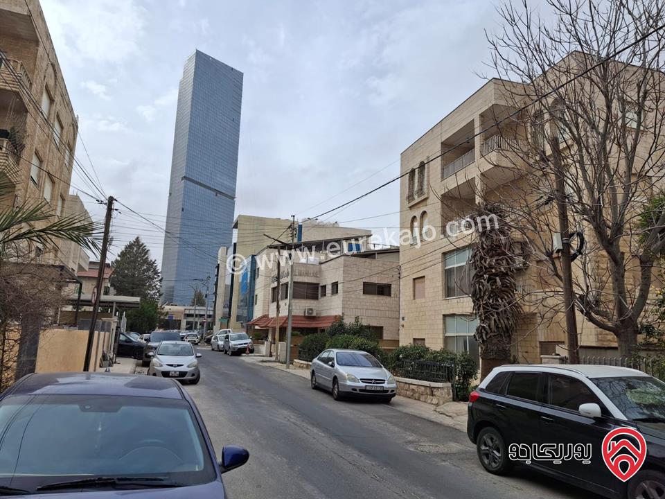 قطعة ارض مساحة 617م عليها بناء قديم للبيع في عمان - ام اذينة