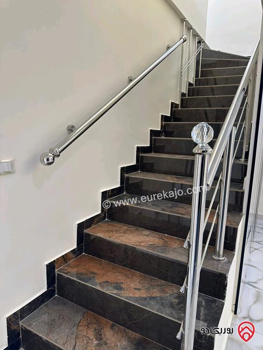 شقة مميزة طابق ثالث مع روف دوبلكس مساحة 198م مع ترس واسع 60م بمدخل مستقل للبيع في عمان - شفا بدران/ ابو نصير، دوار البحرية