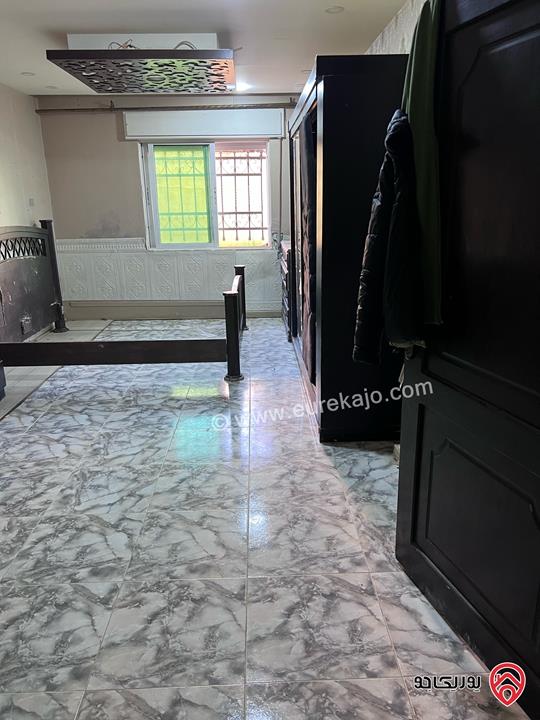 شقة شبه أرضية مساحة 100م داخلي و 100م خارجي للبيع في عمان - الجبيهة 