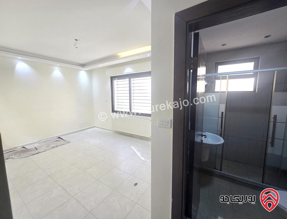 شقة شبه ارضي مساحة 140م داخلي و 130م خارجي للإيجار الفارغ في عمان - الرابية