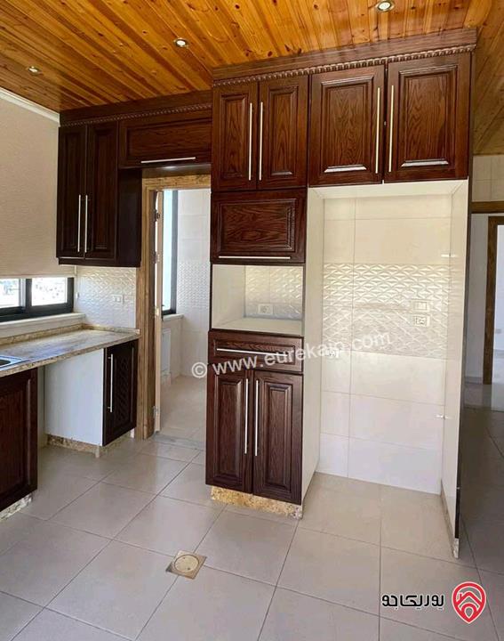 روف فارغ مساحة 160م داخلي و 40م خارجي للإيجار في عمان - ام السماق 