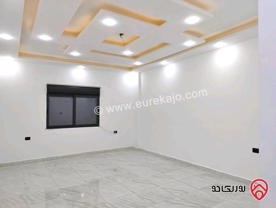 شقة دوبلكس فخمة طابق ثالث مع روف مساحة 205م وترس للبيع في الزرقاء الجديدة