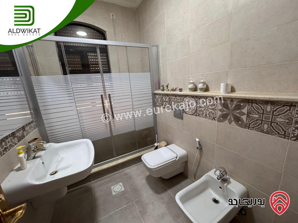 فيلا للبيع في عمان - الجبيهة مساحة الارض 1580 م والبناء 1000م ومساحة الحديقة 400م