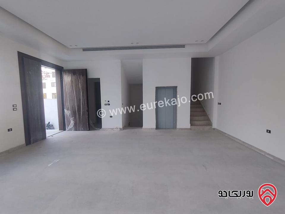 فلل متلاصقة مساحة الارض 250م مساحة البناء 500م للبيع في عمان - عبدون 