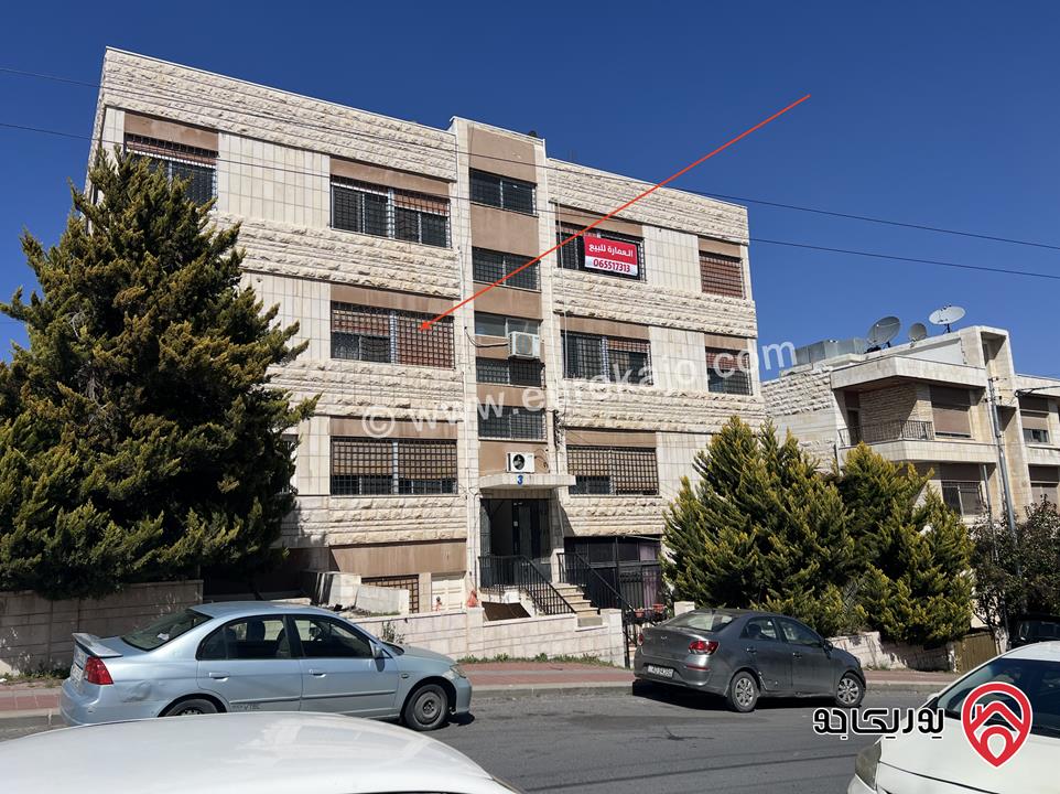 أرض مساحة 889م عليها بناء قديم قابل للهدم للبيع في عمان - المدينة الرياضية - تقع على شارعين بمستويين يسمح ببناء عدة طوابق