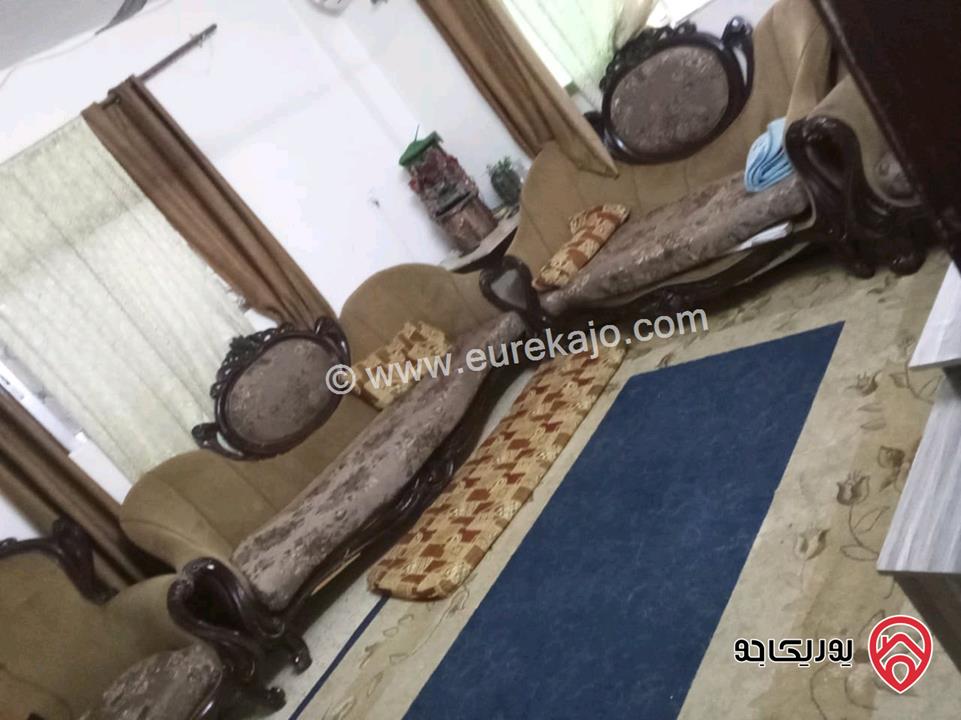 شقة شبه مستقلة مساحة 180م طابق أول للبيع في الزرقاء شارع الجيش مقابل سوق باب المدينة 