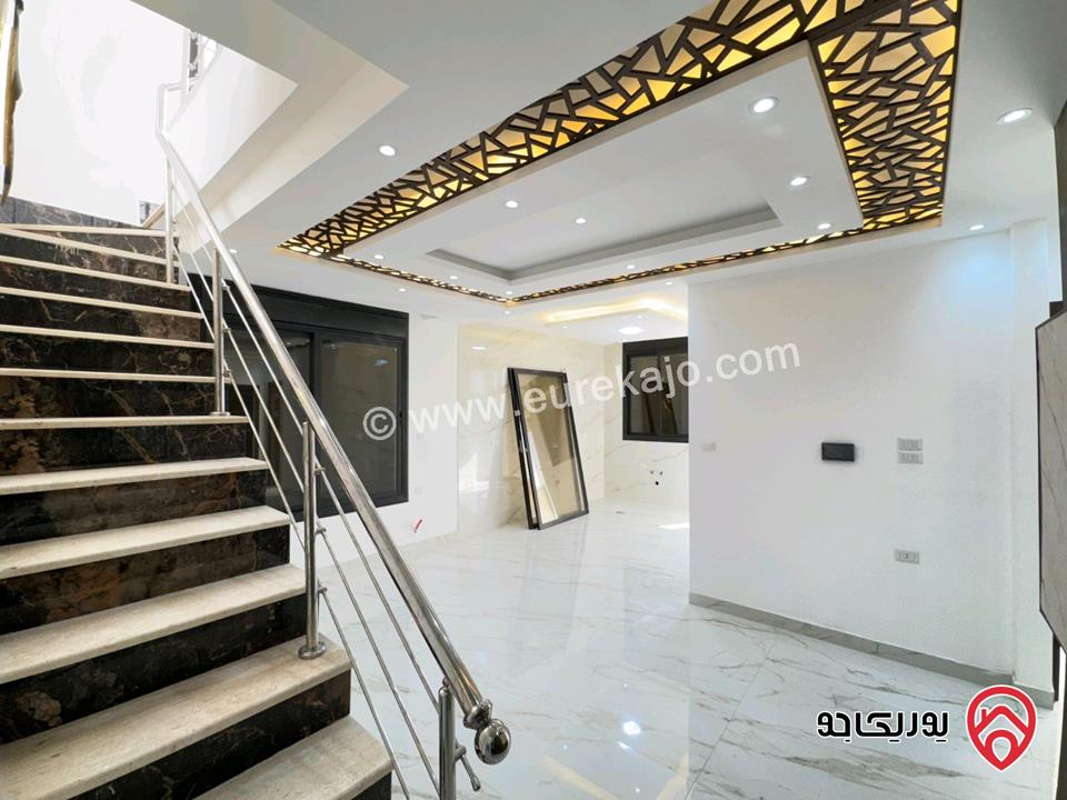 شقة بتشطيبات سوبر ديلوكس طابق أخير مع روف مساحة 175م للبيع في عمان - شفا بدران 