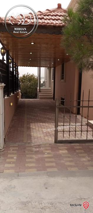 فيلا للبيع في عمان - ضاحية الرشيد مساحة 260م مع تراسات و حدائق تشطيبات سوبر ديلوكس بسعر مميز جداً