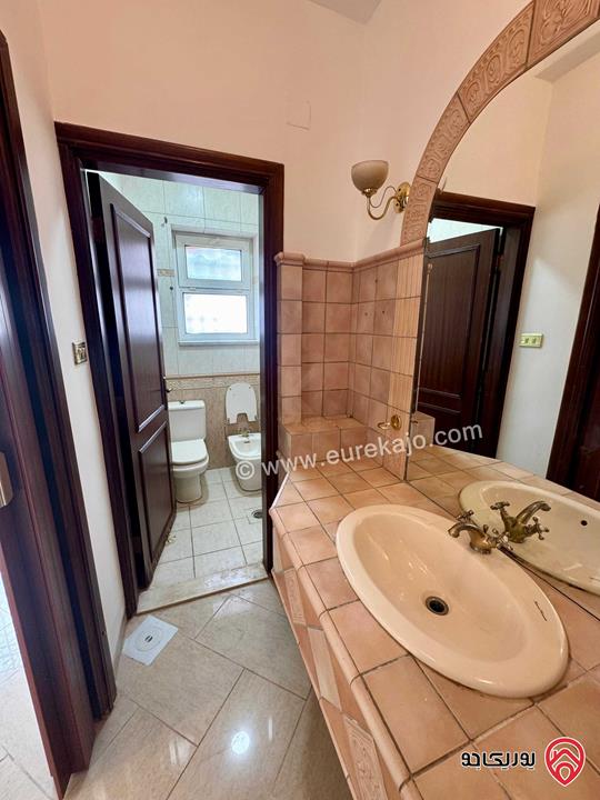 فيلا مميزة مساحة 505م على أرض 361م للبيع في عمان - دير غبار