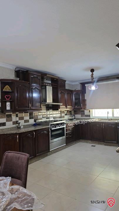 شقة طابقية طابق ثالث مساحة 305م للبيع في عمان - الرابية