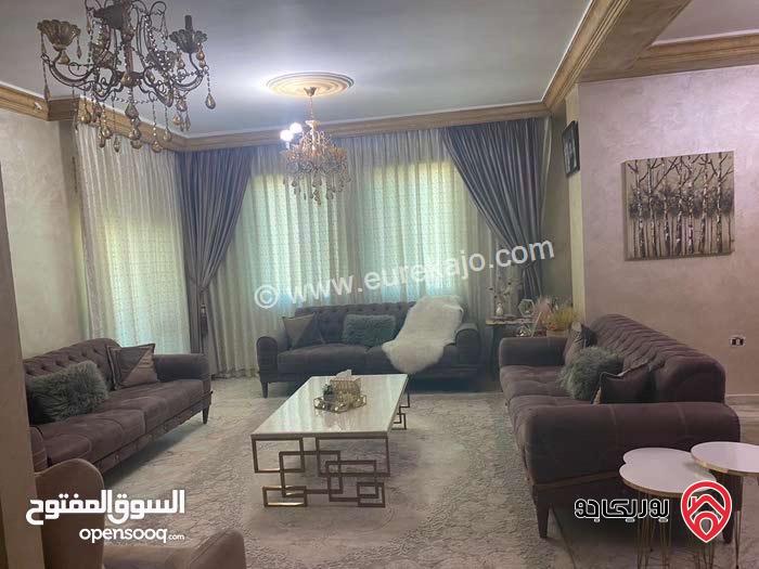 شقة طابق ثالث مساحة 245م للبيع في عمان - خلدا منطقة راقيه و هادئة و مخدومة 
