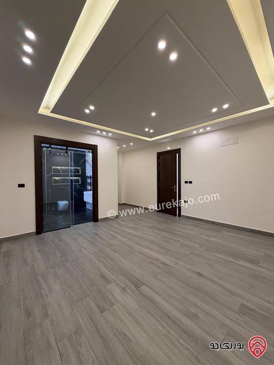 شقة طابق ارضي مساحة 247م مع ترس 40م سوبر ديلوكس للبيع في عمان - طريق المطار 