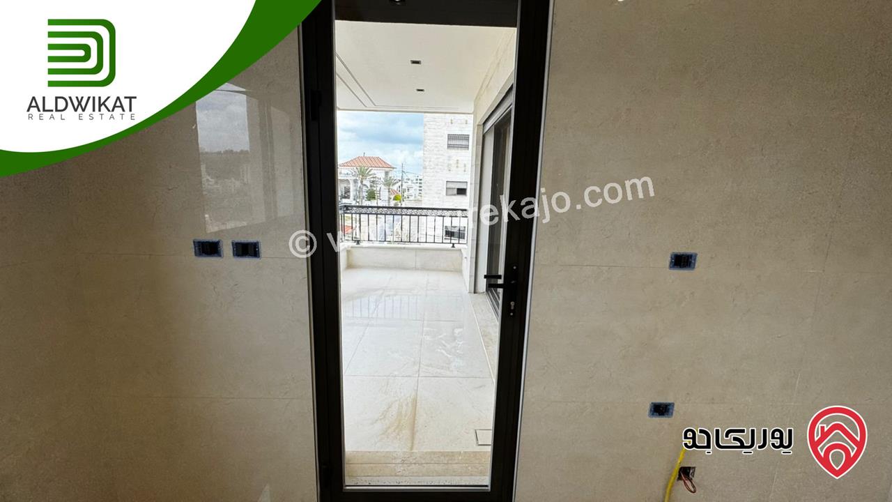 شقة للبيع في عمان - الجبيهة طابق اول مساحة البناء 175م والترس 10م موقع مميز واطلالة