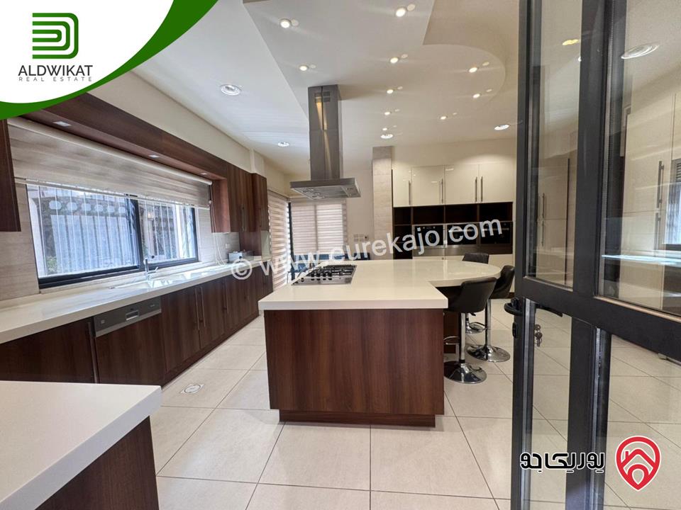 فيلا متلاصقة للبيع او للايجار في عبدون قرب الاسفاره الامريكيه مساحة الارض 500م ومساحة البناء 700م ومساحة الحديقة 200م موقع مميز واطلالة خلابة منطقة فلل واصل جميع الخدمات 