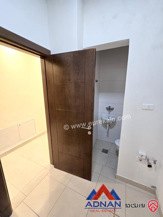 شقه طابق ثالث مساحة 190م مع رووف منفصل 50م للايجار السنوي في عمان - ام السماق