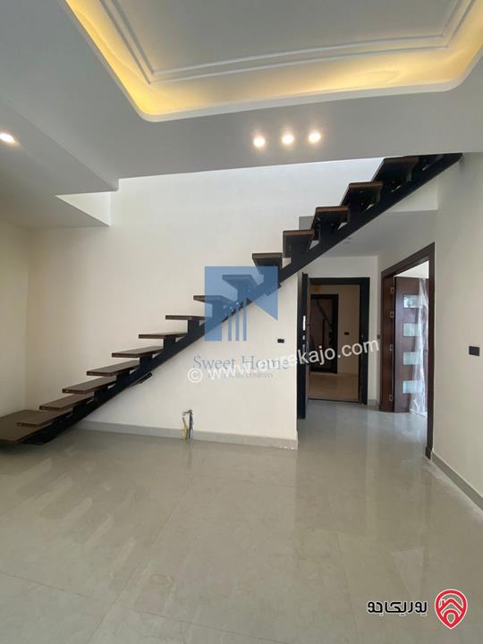 شقة فاخرة طابق ثالث 175م مع روف 150م دوبلكس للبيع في عمان - الرابية