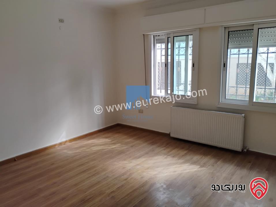 شقة أرضية مساحة 225م مع حديقة وترسات 100م تشطيب سوبر ديلوكس للبيع في عمان - خلدا